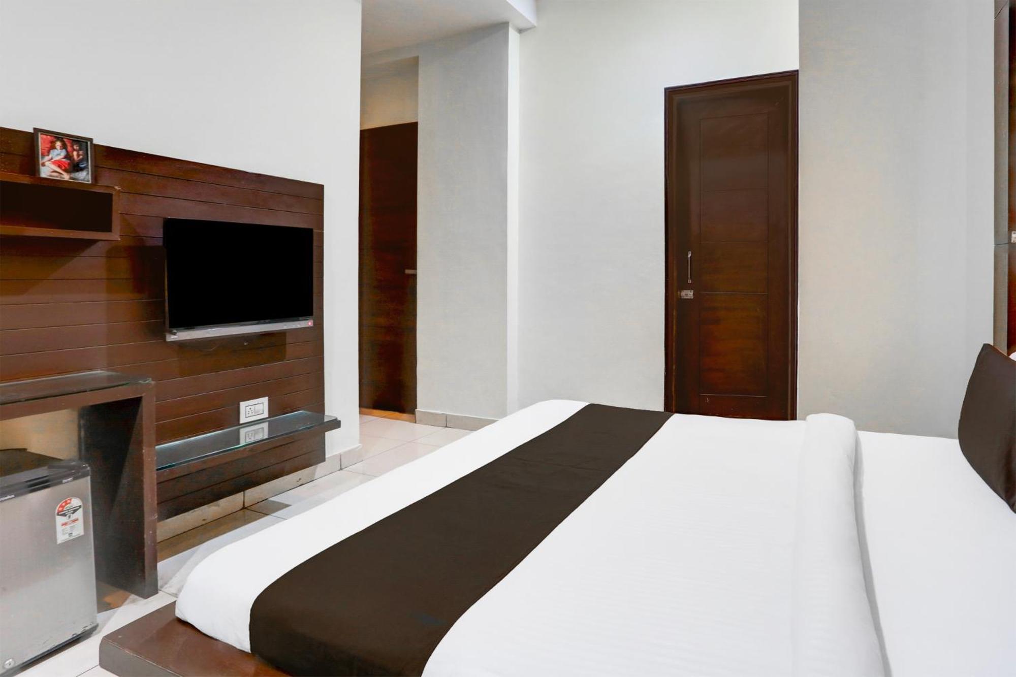 Hotel Super Collection O Railway Station Road Near Clock Tower Ludhiana Esterno foto