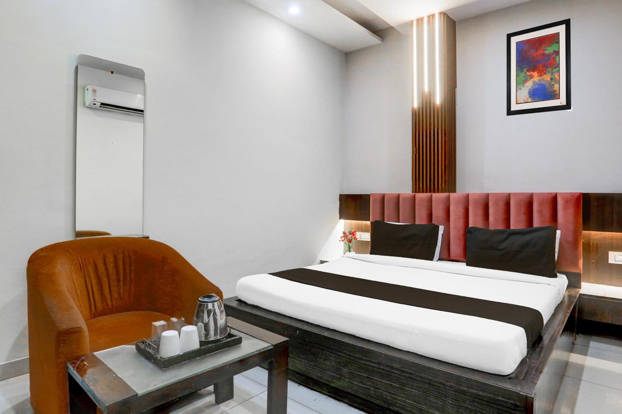 Hotel Super Collection O Railway Station Road Near Clock Tower Ludhiana Esterno foto