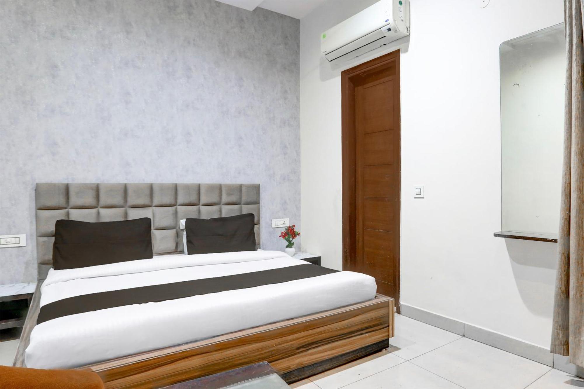 Hotel Super Collection O Railway Station Road Near Clock Tower Ludhiana Esterno foto