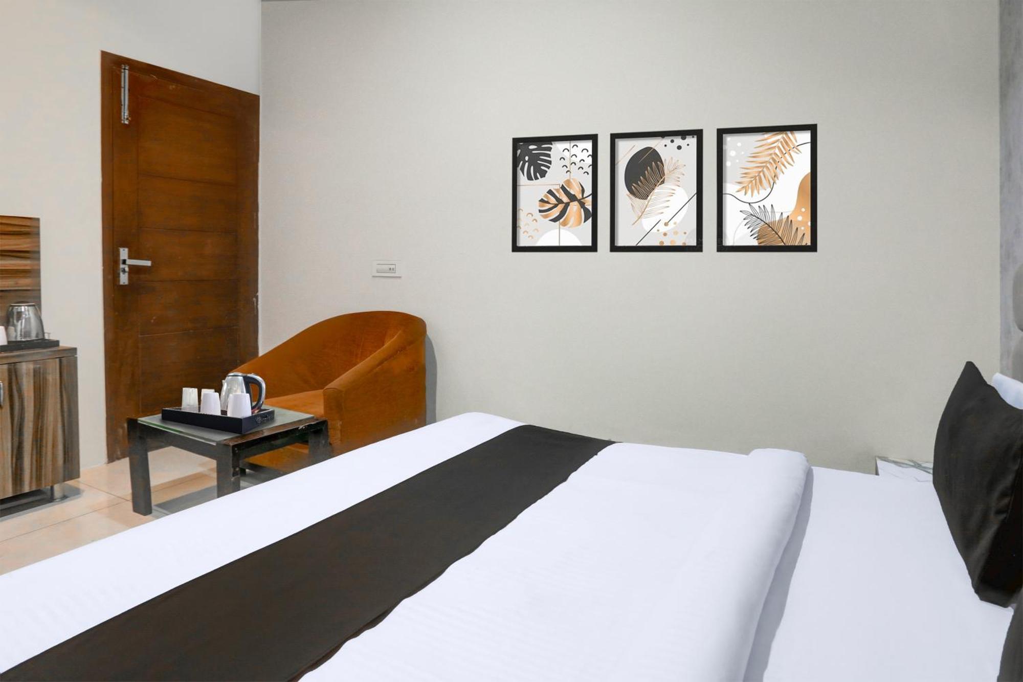 Hotel Super Collection O Railway Station Road Near Clock Tower Ludhiana Esterno foto