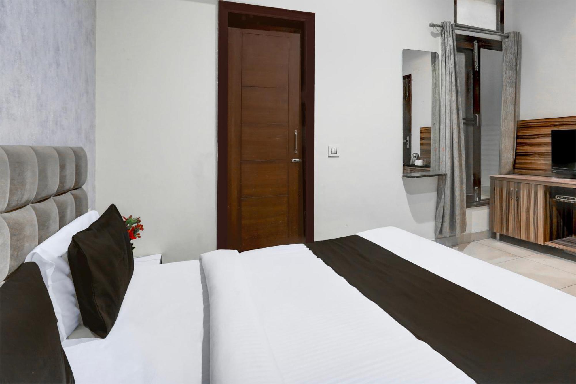 Hotel Super Collection O Railway Station Road Near Clock Tower Ludhiana Esterno foto