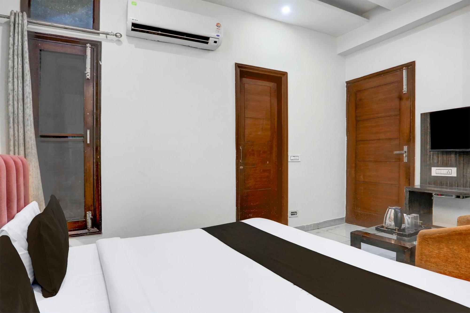 Hotel Super Collection O Railway Station Road Near Clock Tower Ludhiana Esterno foto