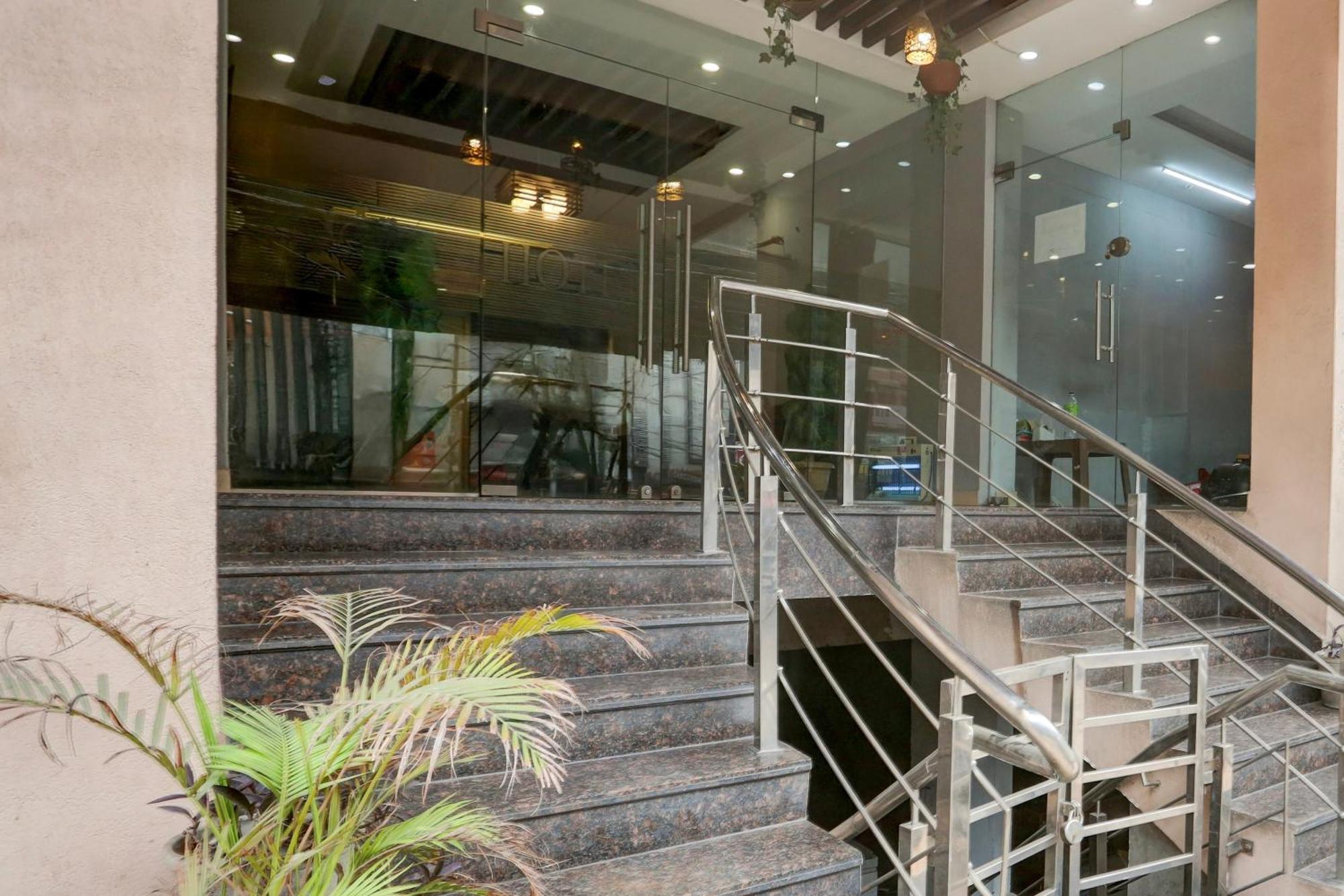 Hotel Super Collection O Railway Station Road Near Clock Tower Ludhiana Esterno foto