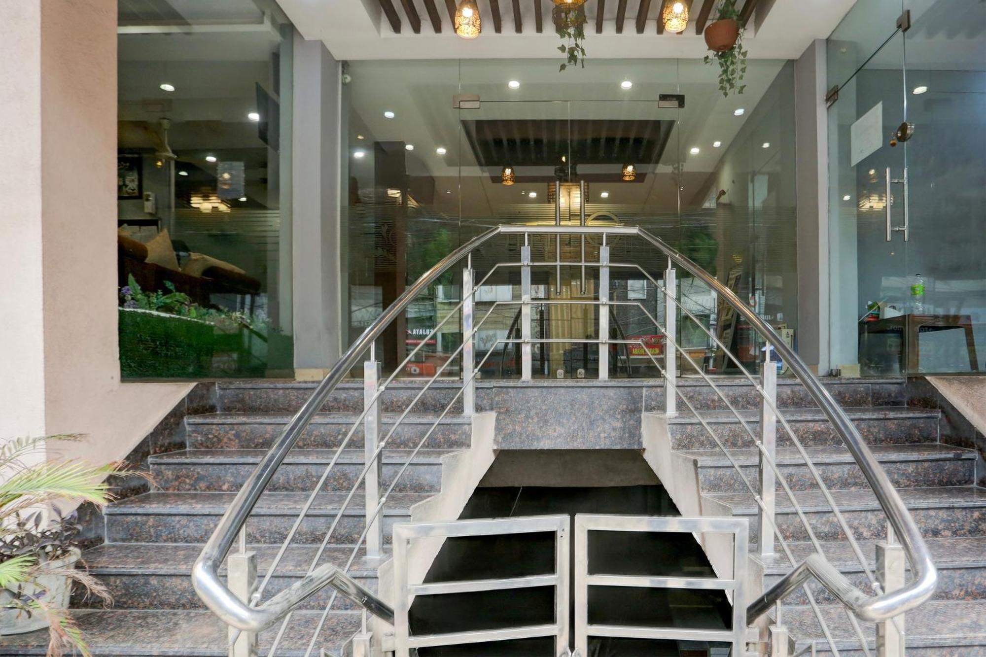 Hotel Super Collection O Railway Station Road Near Clock Tower Ludhiana Esterno foto